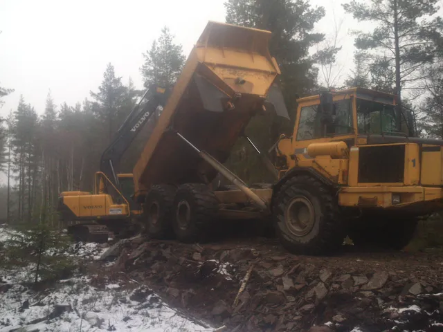 Skogsbilväg under byggnation