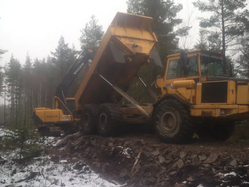Skogsbilväg under byggnation